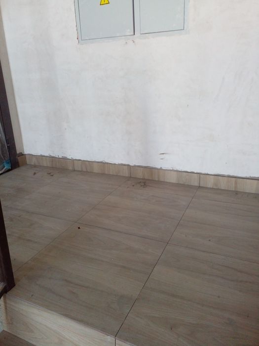 Укладка кафеля и ламината.