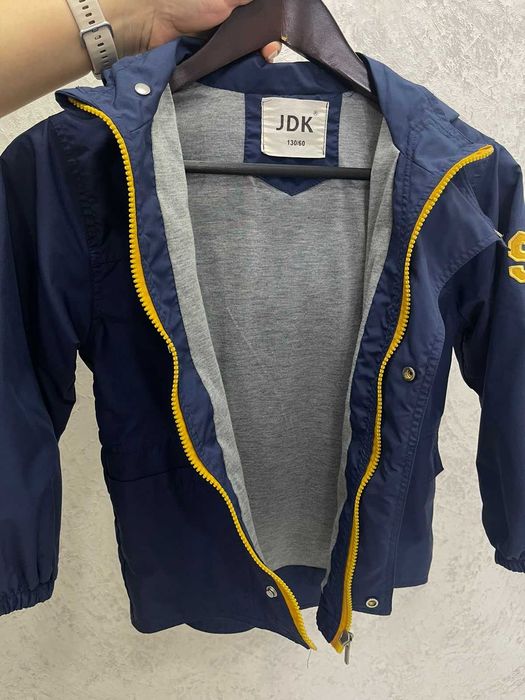 Продам детскую ветровку