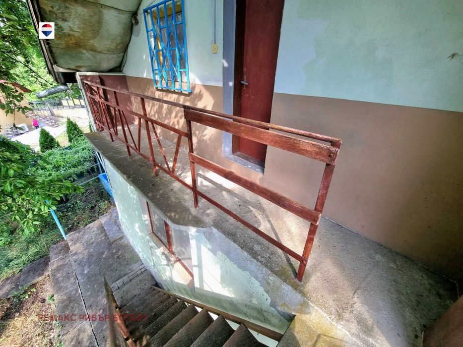 Къща с двор за продажба в с. Божичен