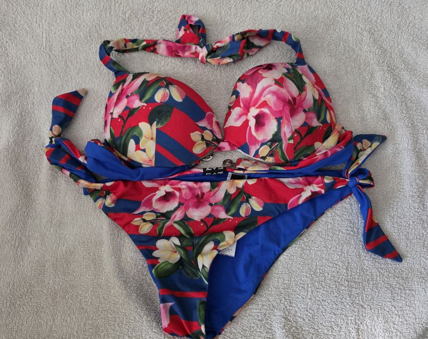 Vand costum de baie nou fara eticheta