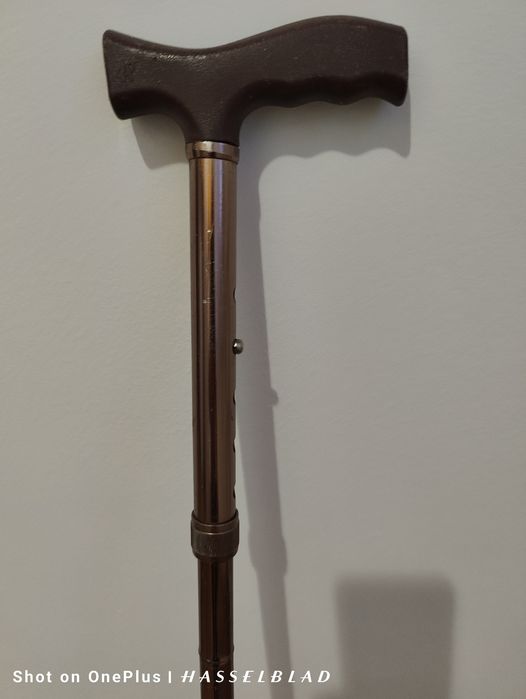 Патерици и бастун неупотребявани два броя с пластмасови подлакътници