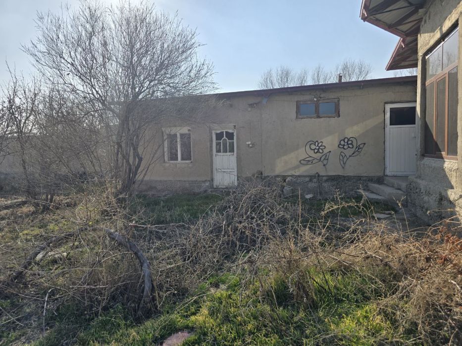 Navoiy shahar Uyrot yo’lni usti hovli sotiladi