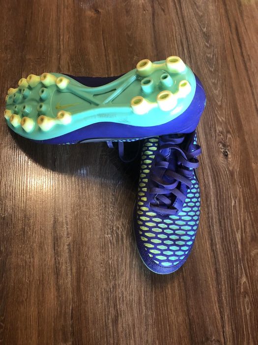 Футболни стоки бутонки Найк и Диадора, кори Адидас