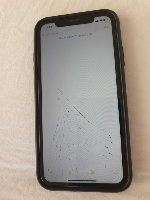 iPhone XR с пукнат екран