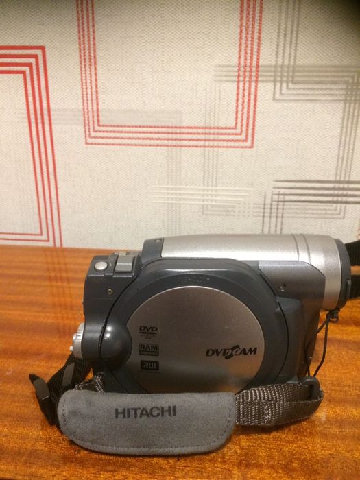 Продам dvd камеру hitachi