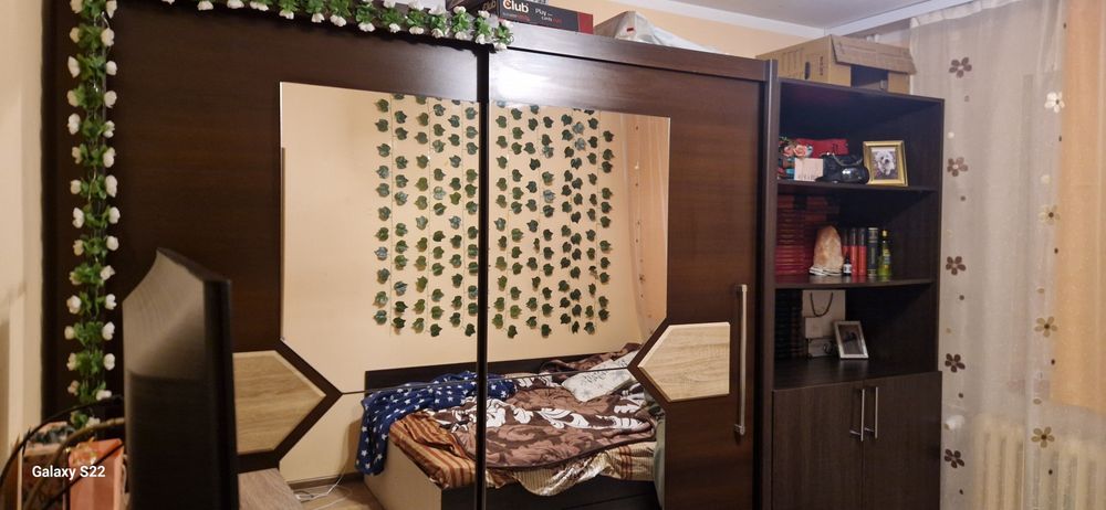 Vând mobila hol întrare 1000 lei , sufragerie3000lei, dormitor 2500lei