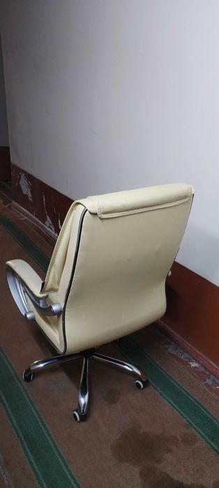 Офисный кресло молочный