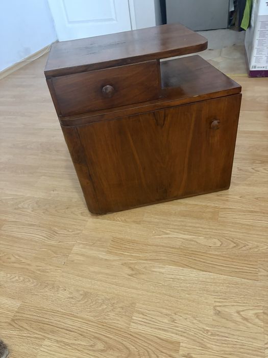 Продава се старинно шкафче