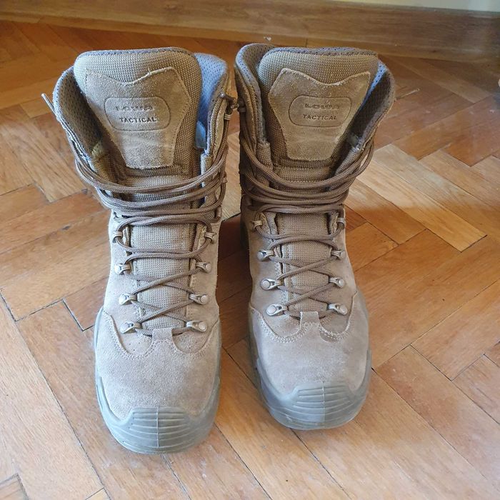 Bocanci militari diferite modele.