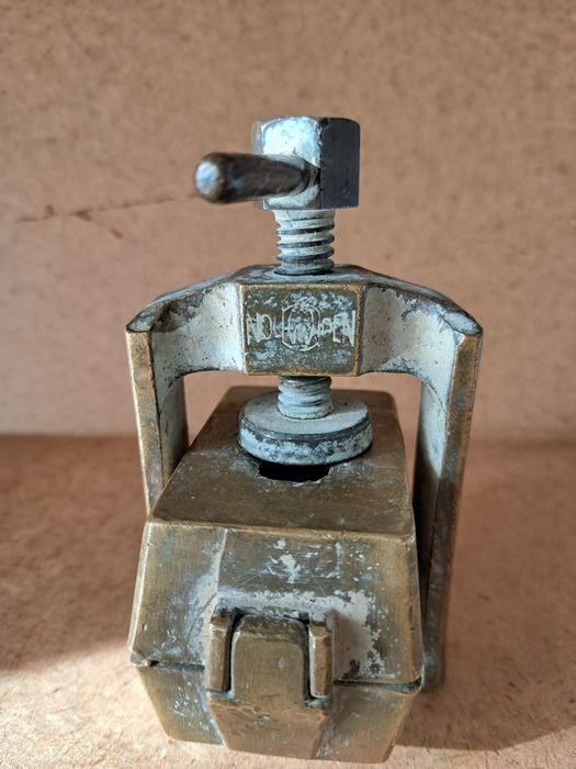 Presă chiuveta tehnica dentară.