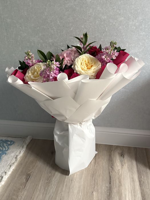 Цветы свежие принесли вчера