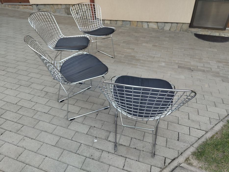 De vanzare 4 scaune cromate, late si confortabile