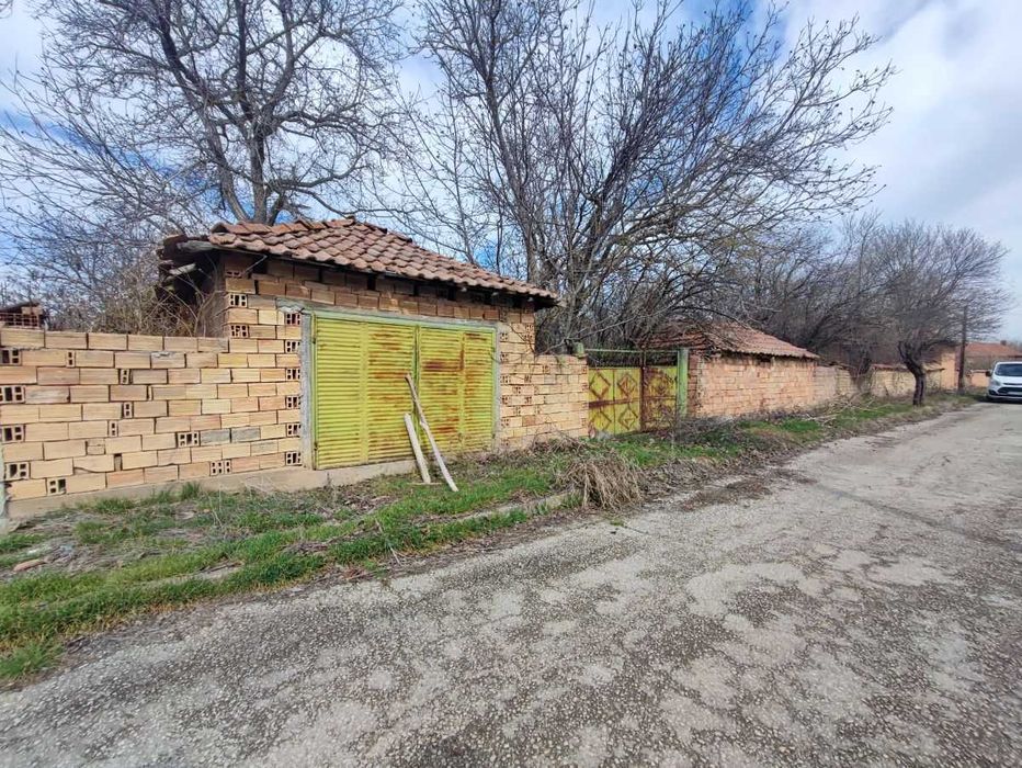 Къща с двор в с. Морава, общ. Свищов
