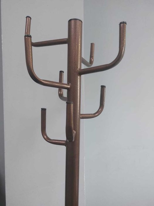 Парта и стулья, вешалка