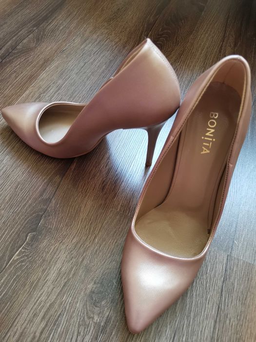 Дамски обувки на висок ток