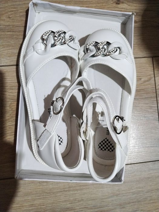 Пролам новую обувь  36р и 33 р