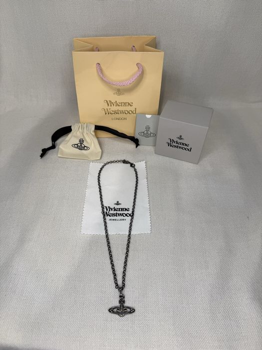 Colier Vivienne Westwood ”mini bas relief”, negru, cu pietricele