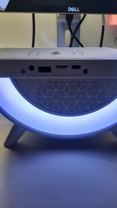 Lampa de birou cu boxa bluetooth și încărcător wireless