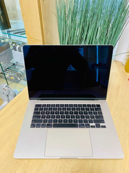 НОВ !!! Apple MacBook Air 15", Apple M3, 8 CPU ядра и 10 GPU ядра, 8GB, 512GB SSD, Starlight, 100% BH — снимка 1