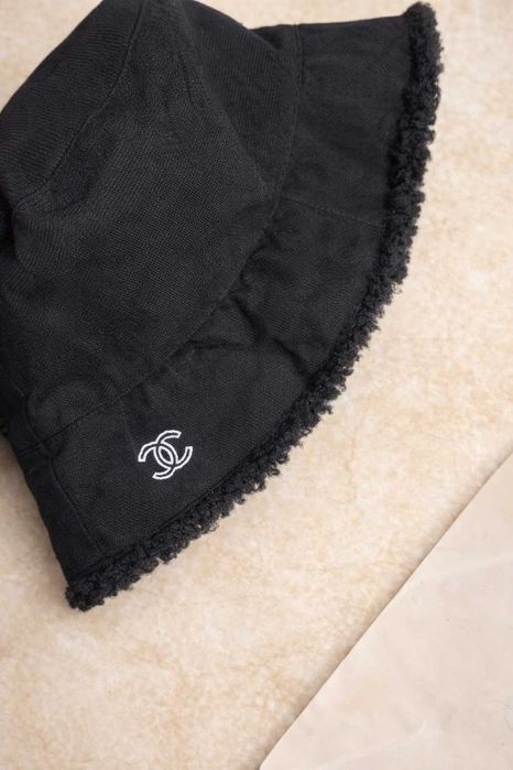 chanel  двулицева черна шапка с периверия пухкава нова шанел унисекс