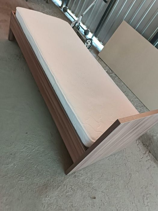 Продам кровать с матрасом