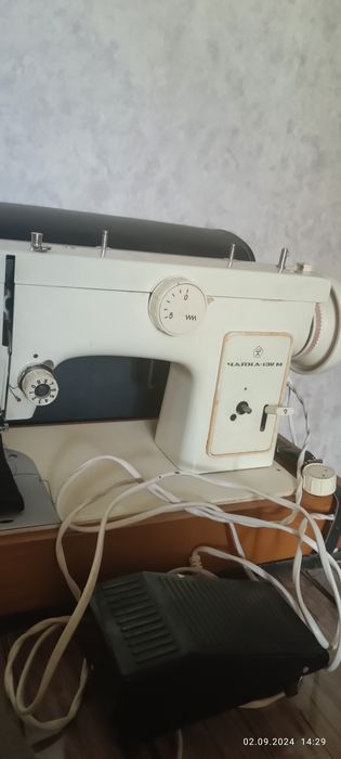 Швейная машина "Чайка-132М", электрическая.