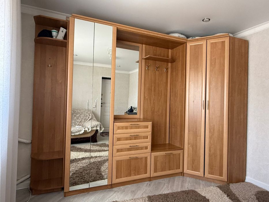 Очень вместительный угловой шкаф