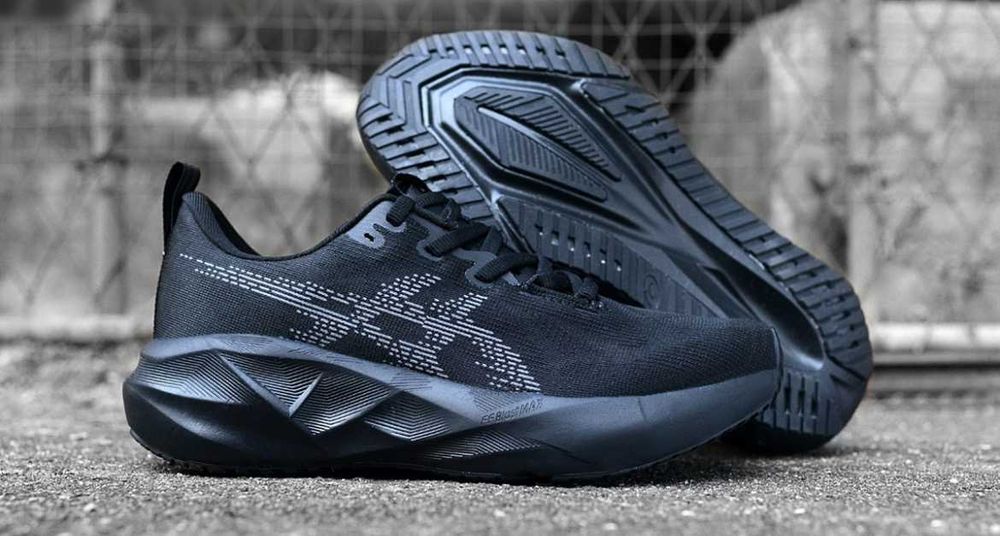 Продавам нови мъжки маратонки с кутия ASICS Novablast 5 Black/Carrier Grey