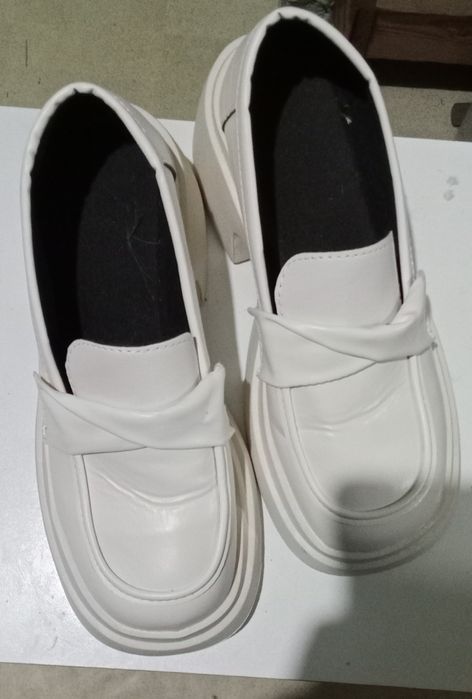 белые лоферы срочно