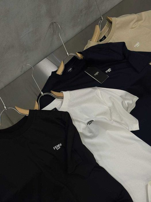 Модерни мъжки тениски ARMANI EXCHANGE – стил, комфорт и перфектна визия за лятото!