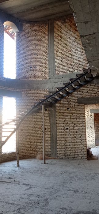 Продается не достройний участка. В гореде