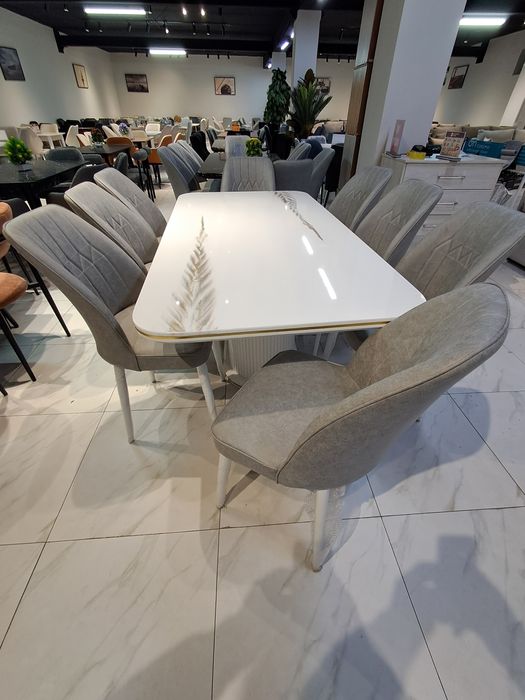 Стол со стульями на 8 персон