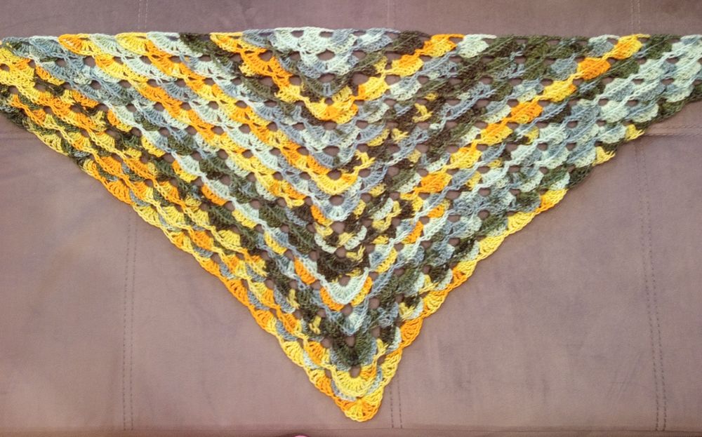 Топъл, пъстър шал, подходящ за есен-зима.