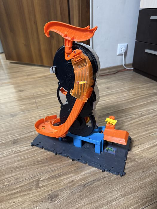 Игрален комплект Mattel Hot Wheels - Mодерен градски център за гуми