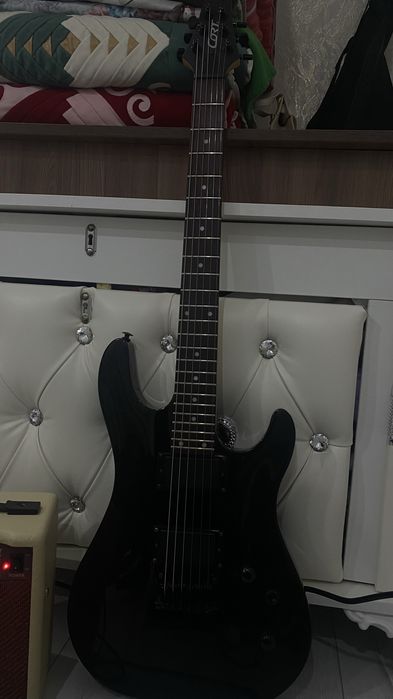 Электро гитара продам