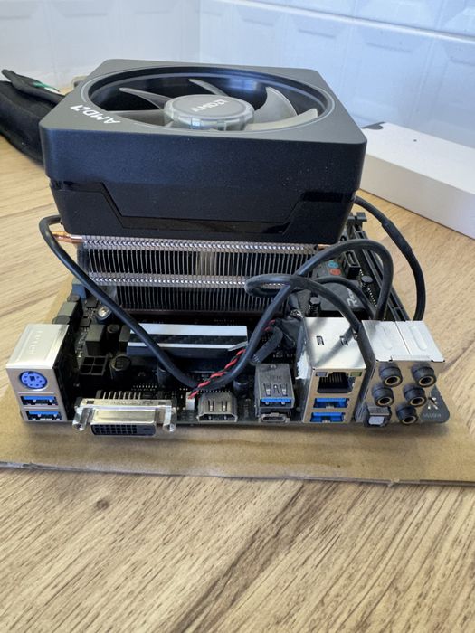 Kit Ryzen 3700x 32 gb RAM ddr 4 placa baza cooler Wraith