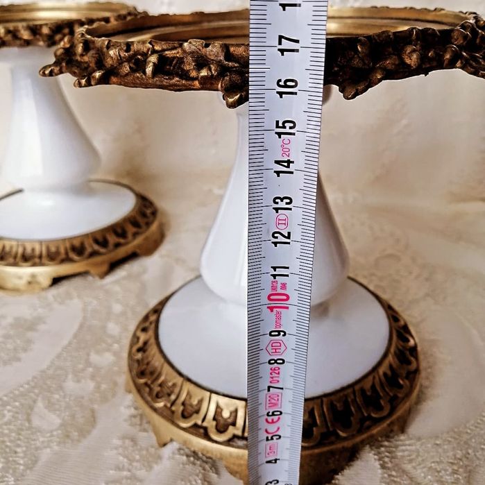 Месинг и млечно стъкло.