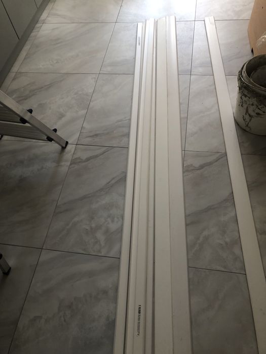 Плинтус белые новый