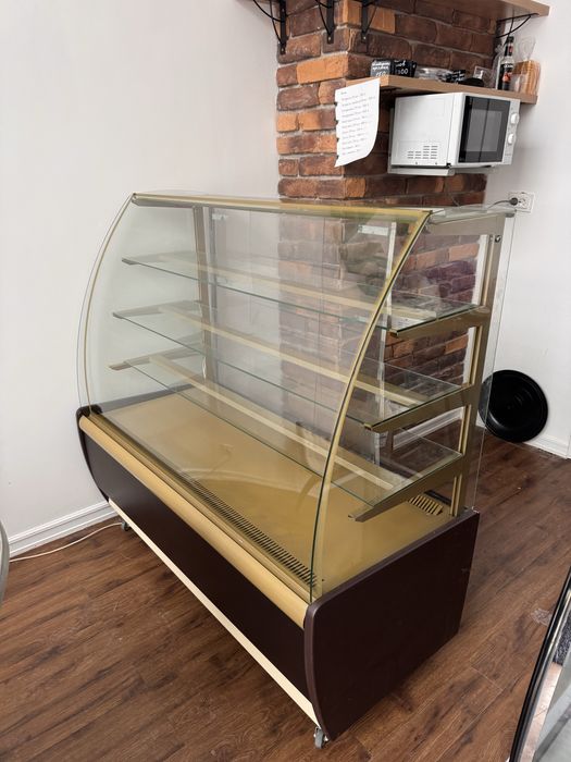 Две витрины холодильные