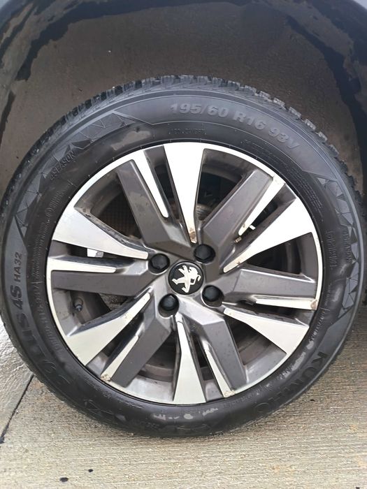 Peugeot 2008 1.2i 82 cp Allure 2019 91650 km TVA deductibil