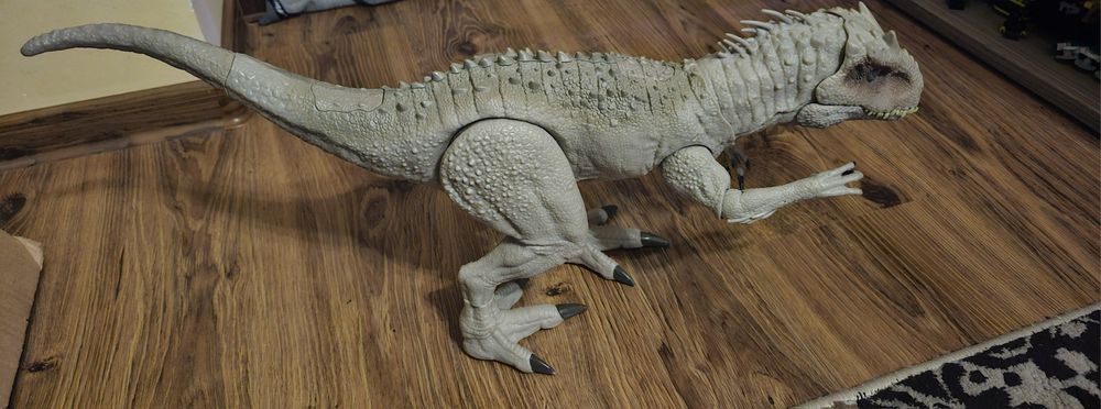 Vand dinozaur Indominus Rex