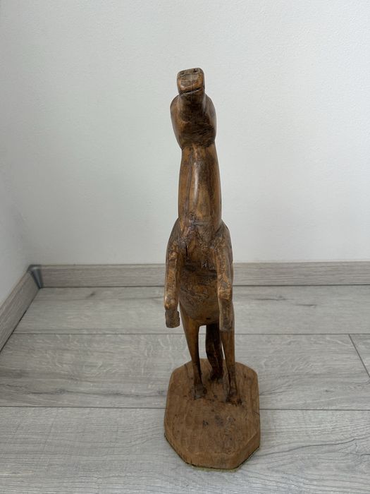 Cal sculptat din lemn