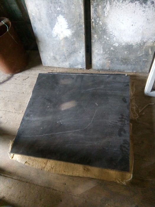 Vând plăci de granit negru românesc