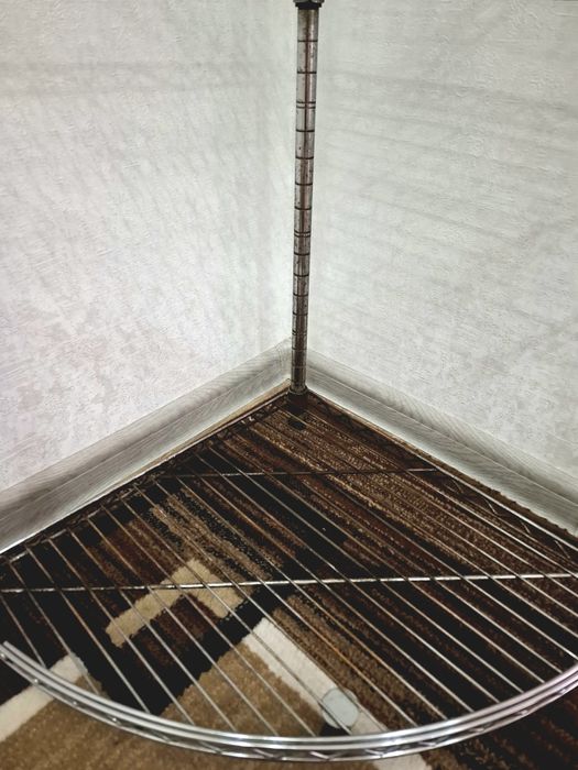 Продаётся угловая большая этажерка(стелаж) Высота85 угол 45×45.