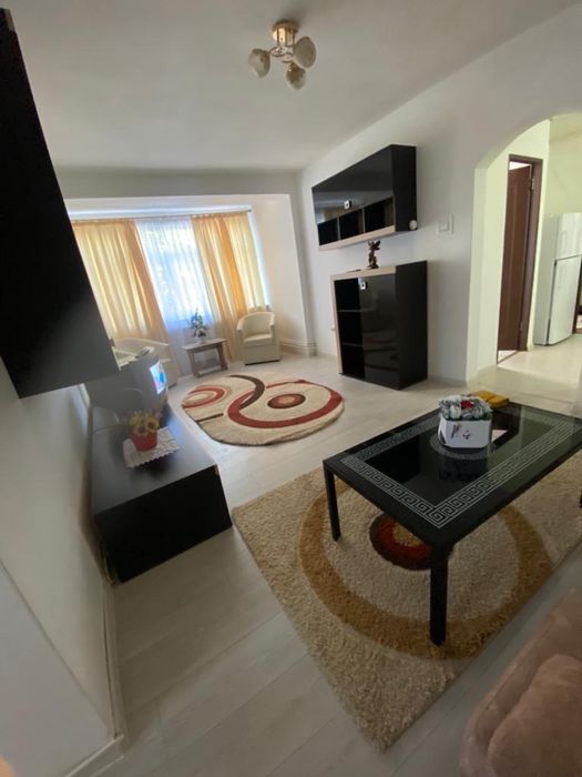 Inchiriez apartament cu 3 camere