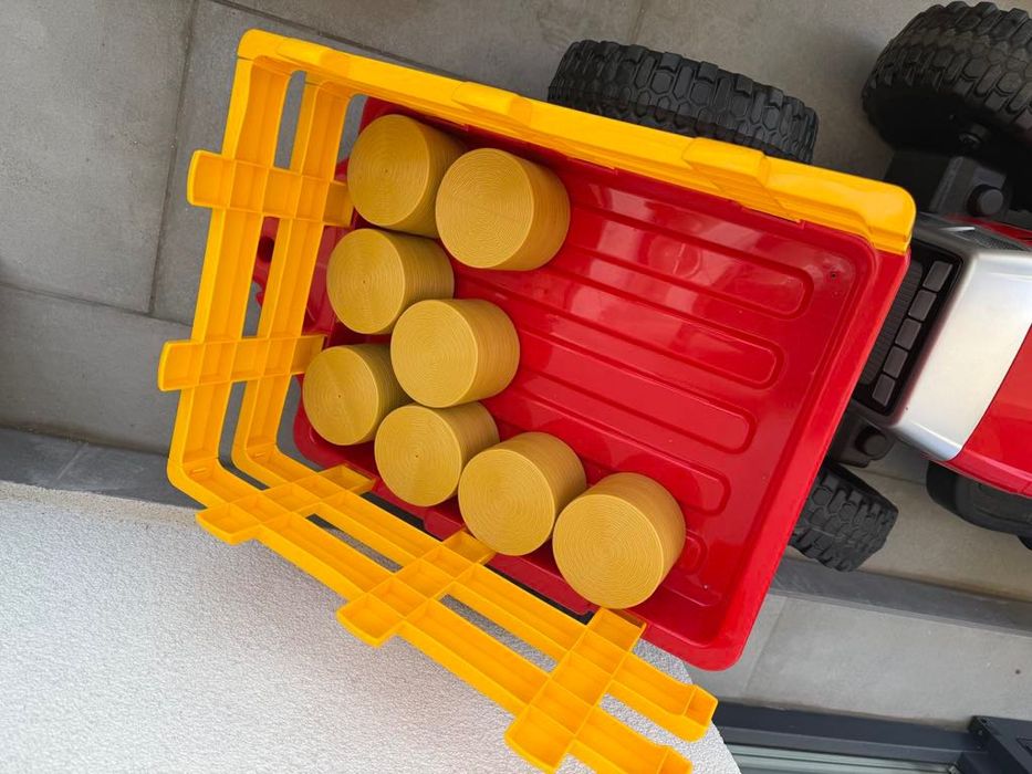 Tractoras de plimbat copiii, cu remorca