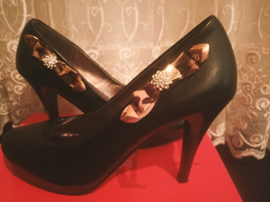 Vechrni qora tufli kelinlar tofligi oq rangda nikohka kiyiladgan