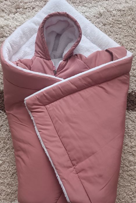 Продам на выписку комбинезон с одеялом