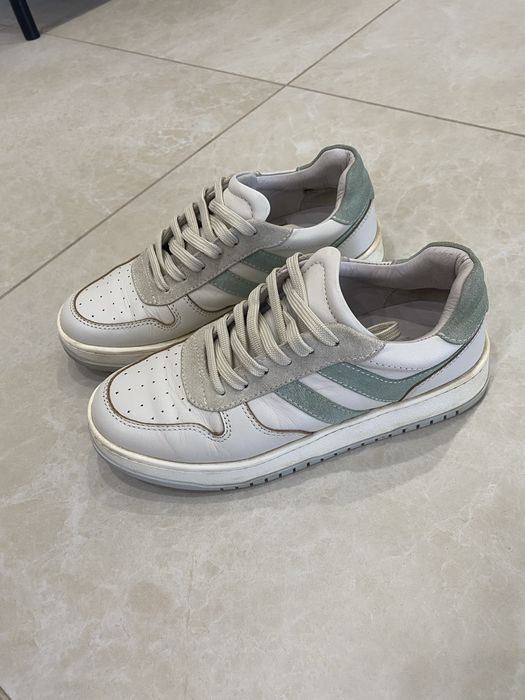 Кожаные кроссовки