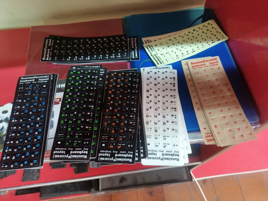 Klaviatura uchun nakleyka harflar